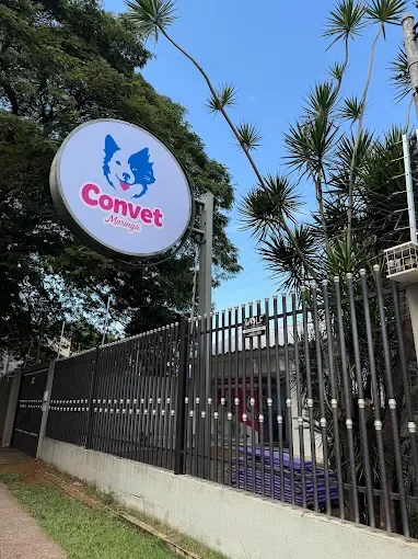 Placa da Convet Maringá na entrada da clínica, na Av. Brasil, 393
